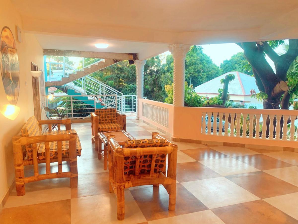 Bajo Kunda - Guesthouse Kololi Bagian luar foto
