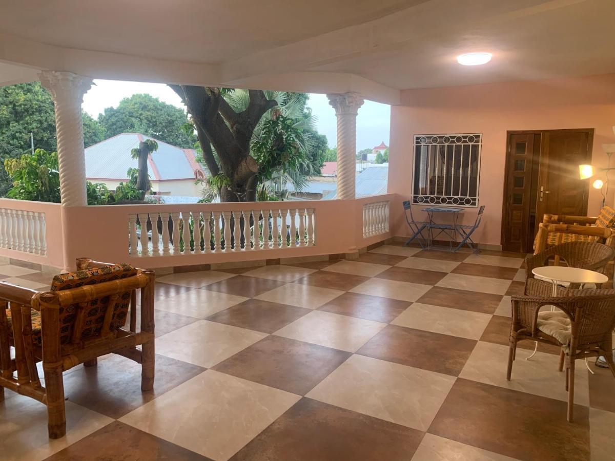 Bajo Kunda - Guesthouse Kololi Bagian luar foto